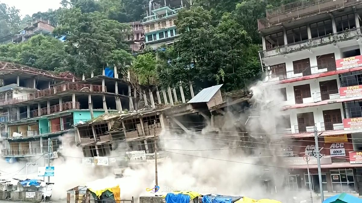 Jako domino. Kamera zachytila pád šestipatrových domů po prudkých deštích v Indii